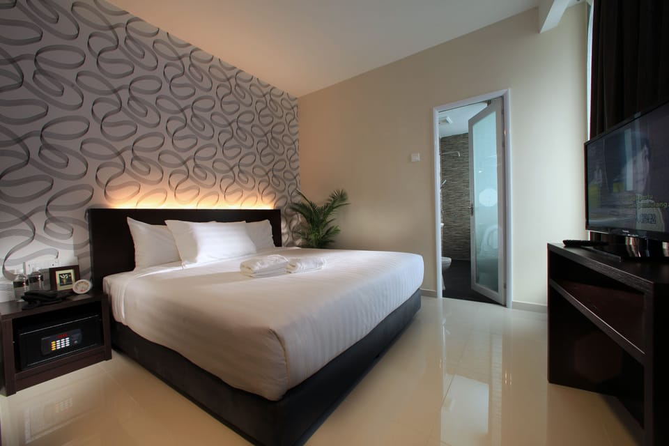 Deluxe Room | In-room safe, desk, laptop workspace, blackout drapes