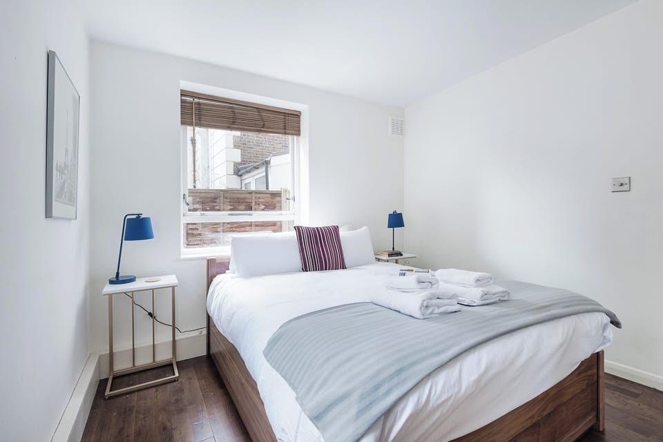 Apartment (1 Bedroom) | 1 bedroom, premium bedding, desk, laptop workspace