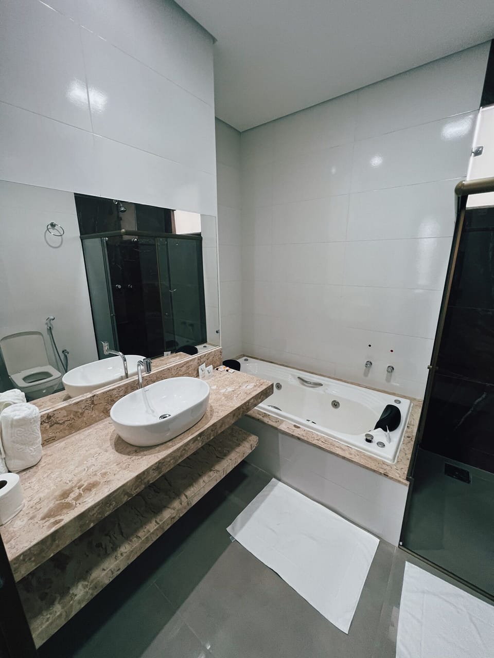 Luxury Double or Twin Room | Bathroom | Towels