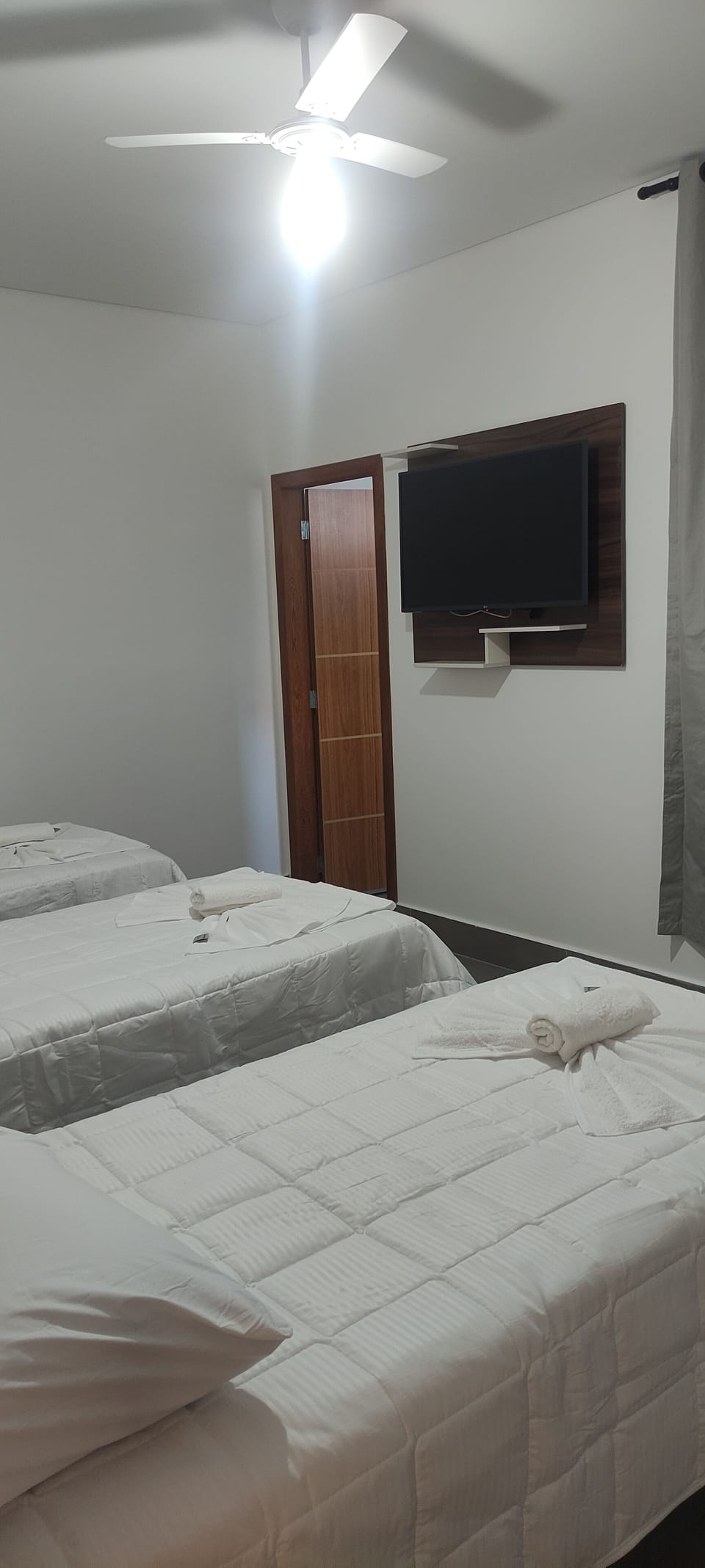 Deluxe Triple Room | Individually furnished, desk, free WiFi, bed sheets