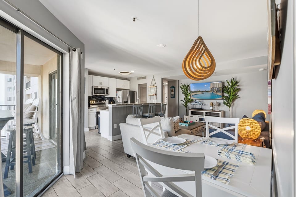 Deluxe Condo, 2 Bedrooms, Balcony, Ocean View (Renaissance Tower 1117) | In-room dining
