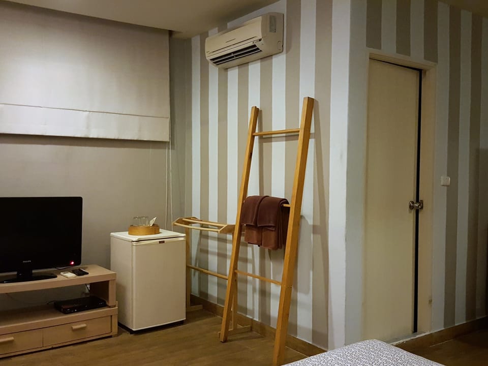 Room, 1 Queen Bed | Minibar, in-room safe, individually furnished, iron/ironing board