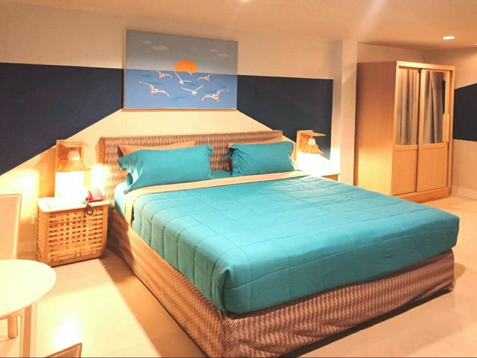 Room, 1 Queen Bed | Minibar, in-room safe, individually furnished, iron/ironing board