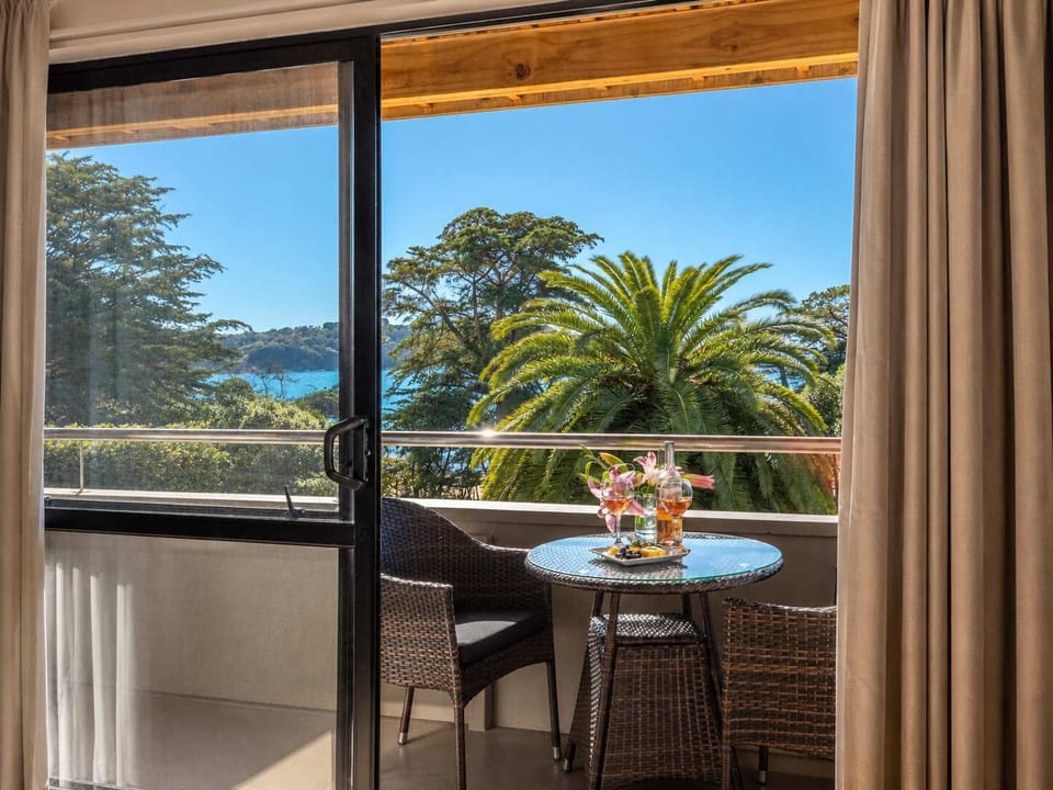 Balcony with views to Little Oneroa Beach 