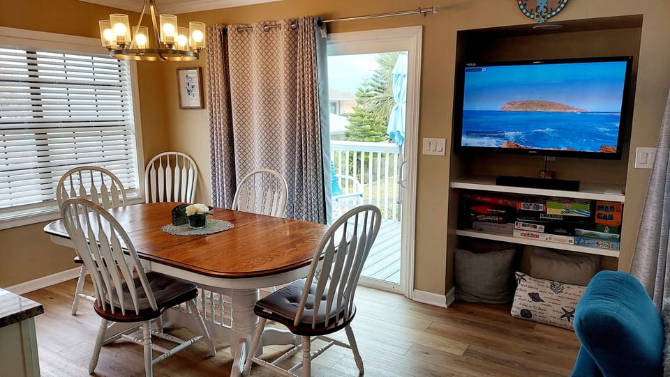 Open dining room, seats 6, walks out to 2nd story deck