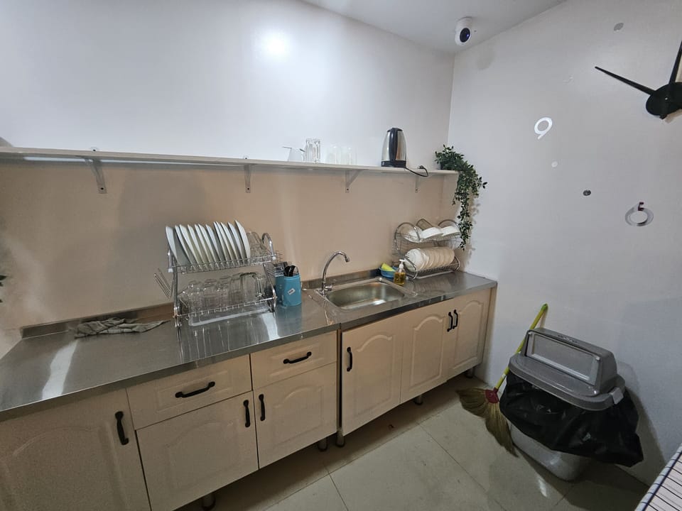 Full-size fridge, microwave, toaster, cookware/dishes/utensils