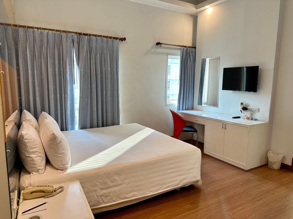 Junior Suite | In-room safe, desk, blackout drapes, free WiFi
