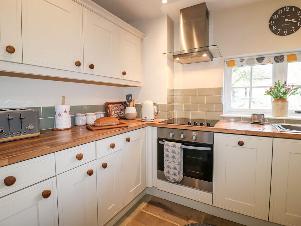 Cottage | Private kitchen | Fridge, microwave, dishwasher, electric kettle