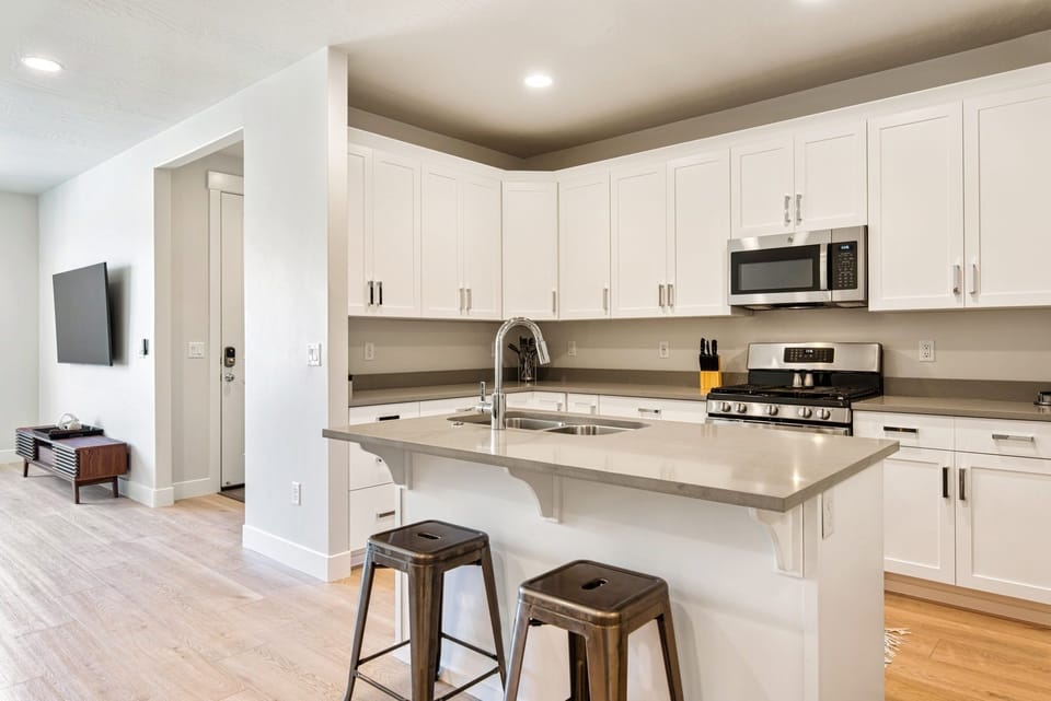 Townhome, 3 Bedrooms | Private kitchen | Fridge, oven, coffee/tea maker, toaster