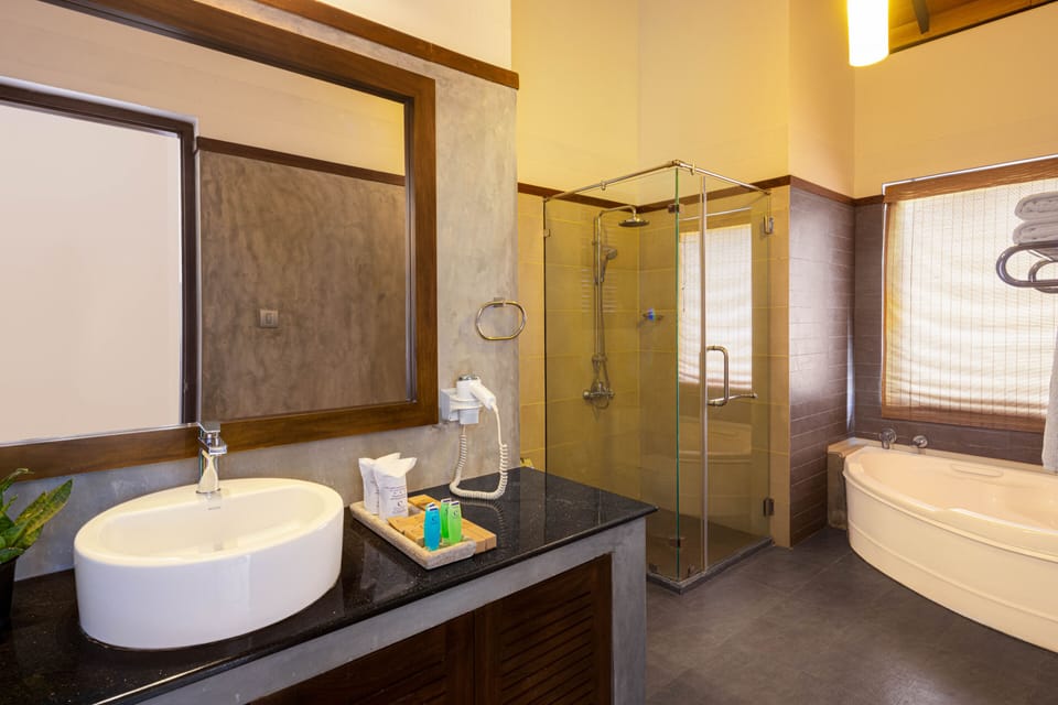 Deluxe Chalet | Bathroom | Jetted tub, rainfall showerhead, free toiletries, hair dryer