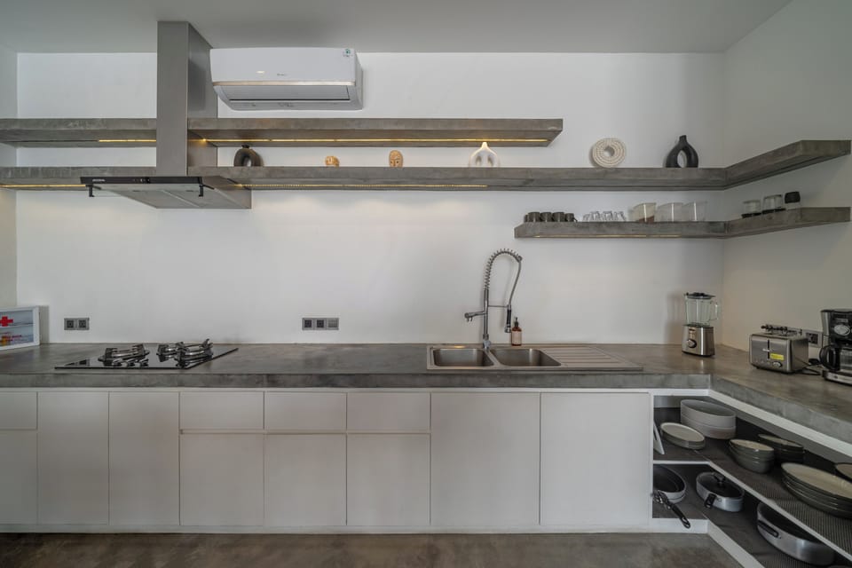 Deluxe Single Room | Private kitchen | Cookware/dishes/utensils, dining table, kitchen island