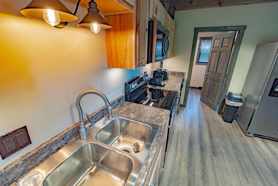 Modern sink - Professionally cleaned and maintained. Great for preparing dinner.