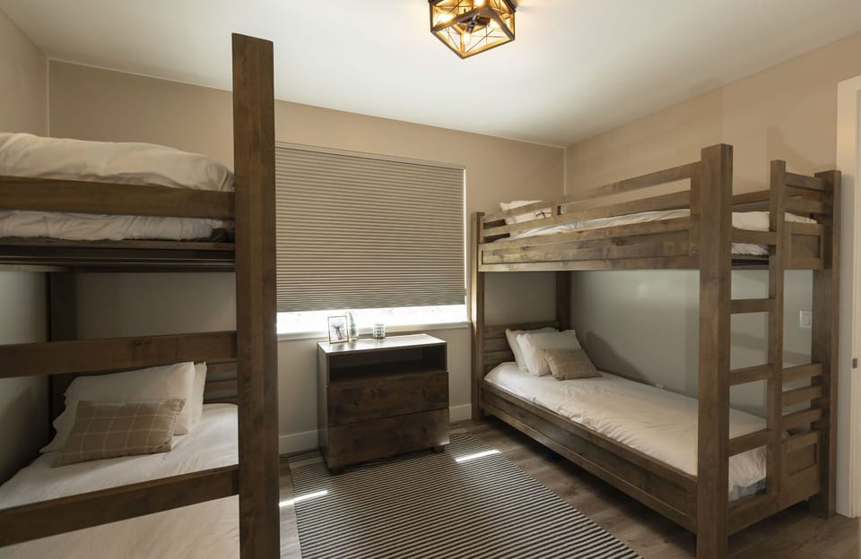 4th bedroom - 2 sets of bunk beds (Single over Single)