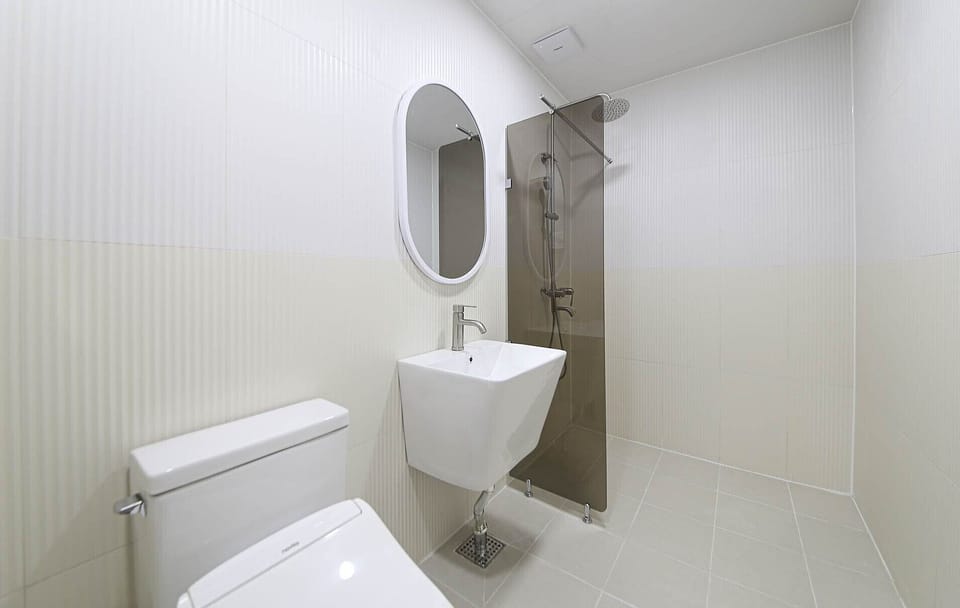 Business Double Room | Bathroom | Shower, designer toiletries, hair dryer, bathrobes