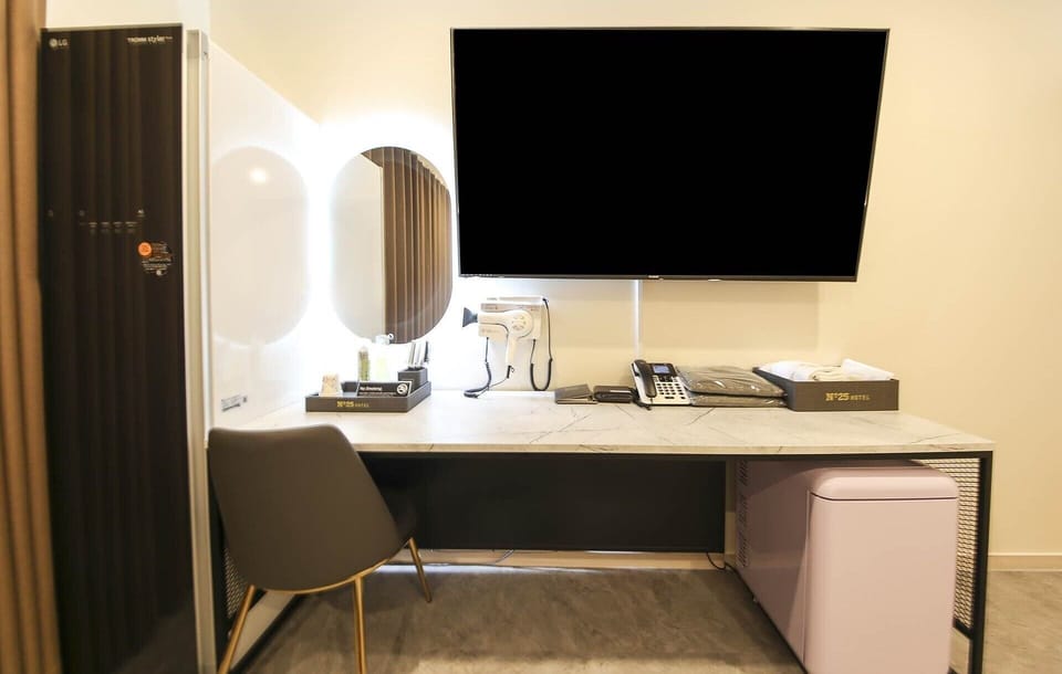Superior Room | Premium bedding, down comforters, pillowtop beds, desk