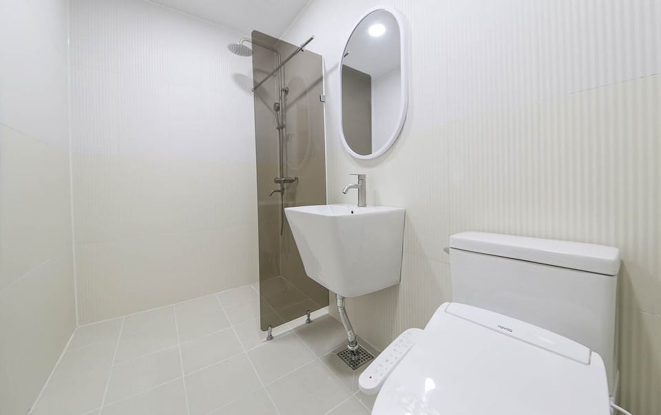 Deluxe Twin Room | Bathroom | Shower, designer toiletries, hair dryer, bathrobes
