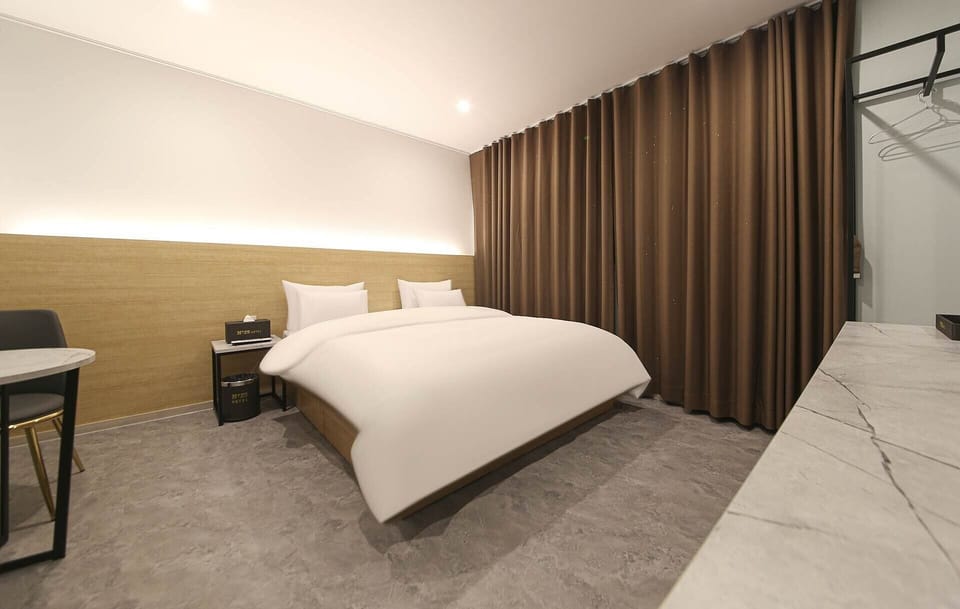 Standard Double Room Single Use | Premium bedding, down comforters, pillowtop beds, desk
