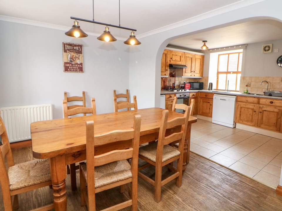 Cottage | Private kitchen | Fridge, electric kettle, toaster, cookware/dishes/utensils