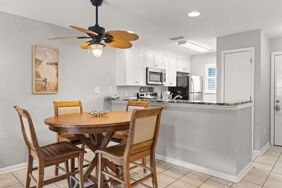Condo, 2 Bedrooms | Dining