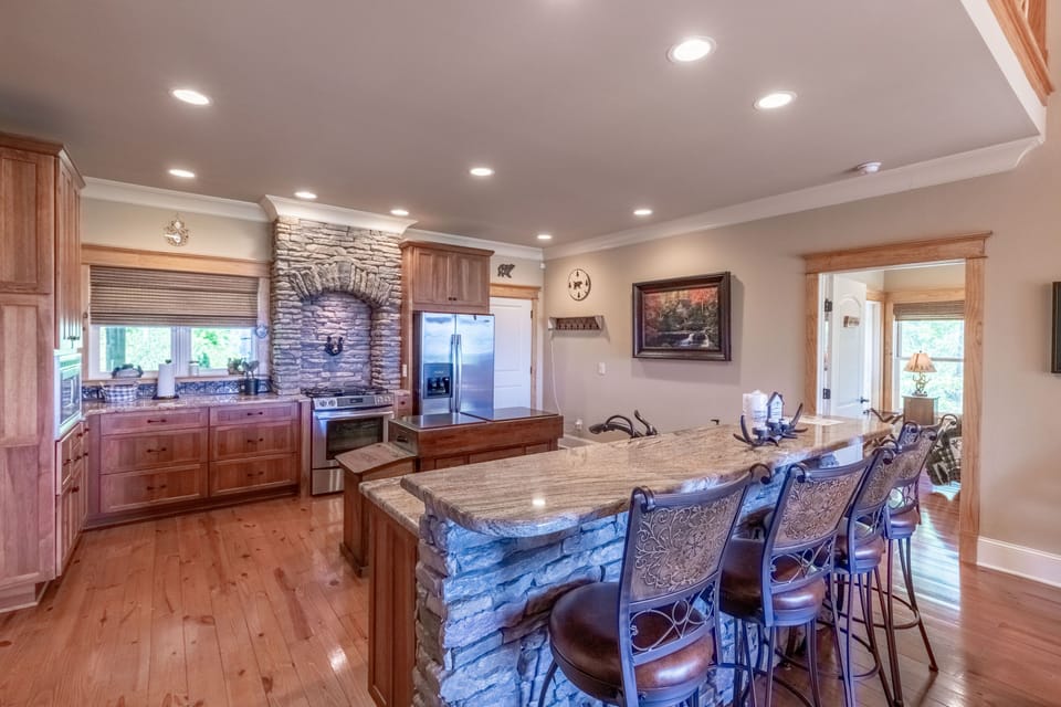 Island Bar - Island bar with seating in the kitchen area.