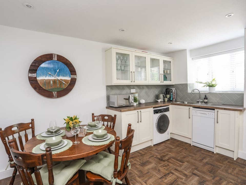 Cottage | Private kitchen | Fridge, microwave, dishwasher, electric kettle