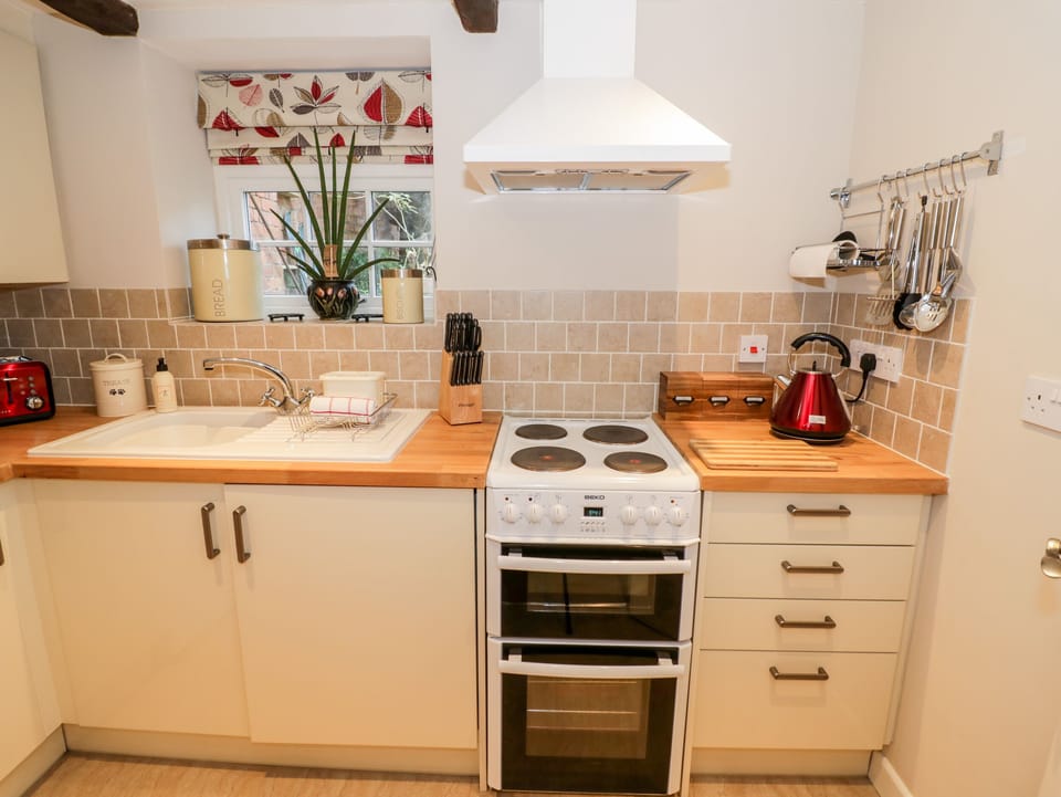 Cottage | Private kitchen | Fridge, microwave, electric kettle, toaster