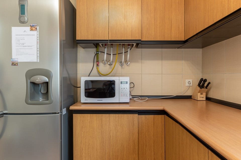 Family Apartment | Private kitchen | Stovetop, electric kettle, griddle, cookware/dishes/utensils