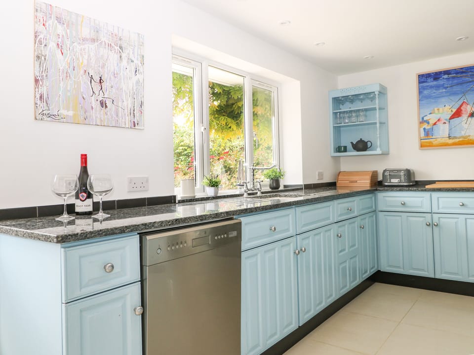 Cottage | Private kitchen | Fridge, microwave, dishwasher, electric kettle