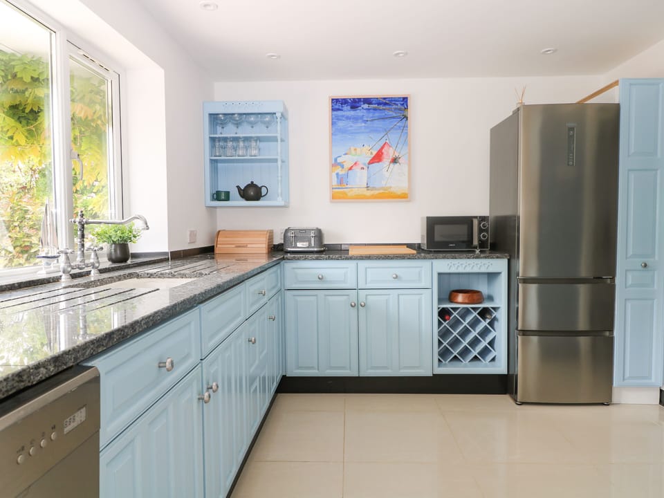 Cottage | Private kitchen | Fridge, microwave, dishwasher, electric kettle