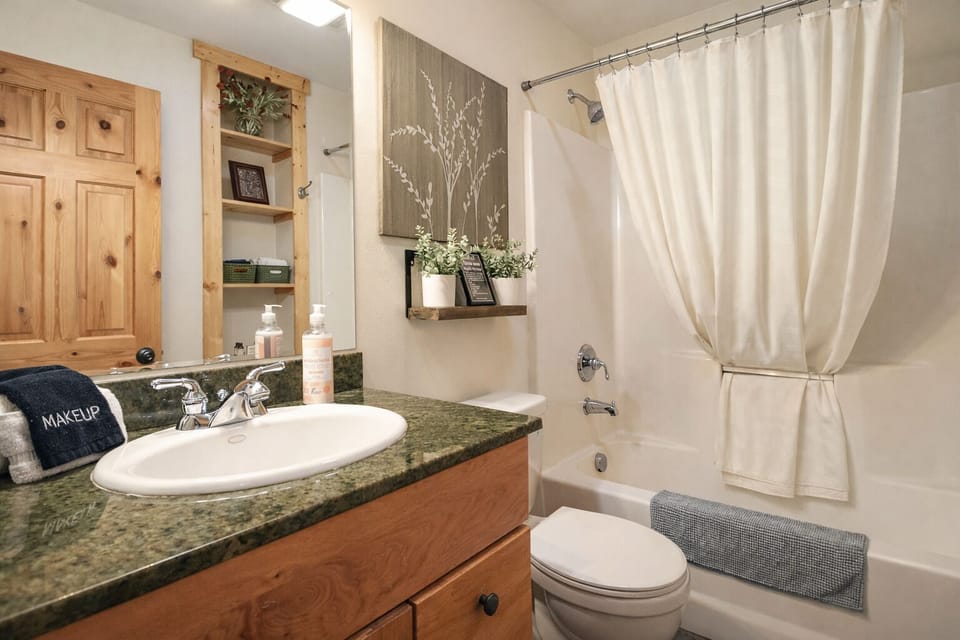 Refresh in this main-level full bathroom with a tub/shower combo.