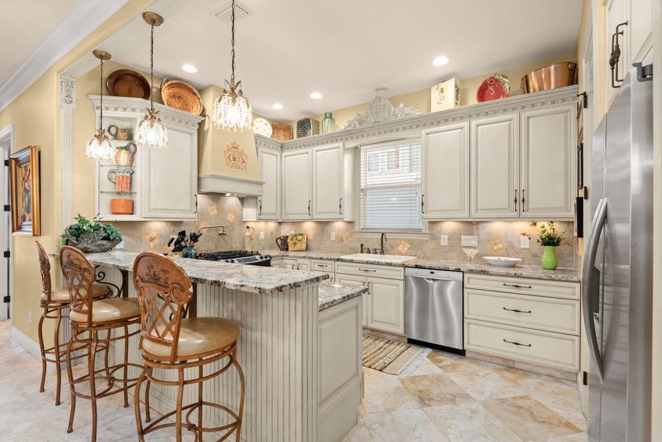🍳 Gourmet Kitchen with stainless steel appliances and bar seating