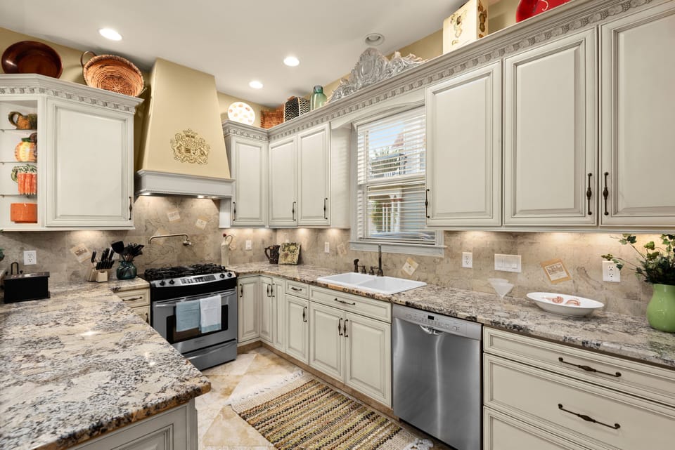 🍳 Gourmet Kitchen with stainless steel appliances and bar seating