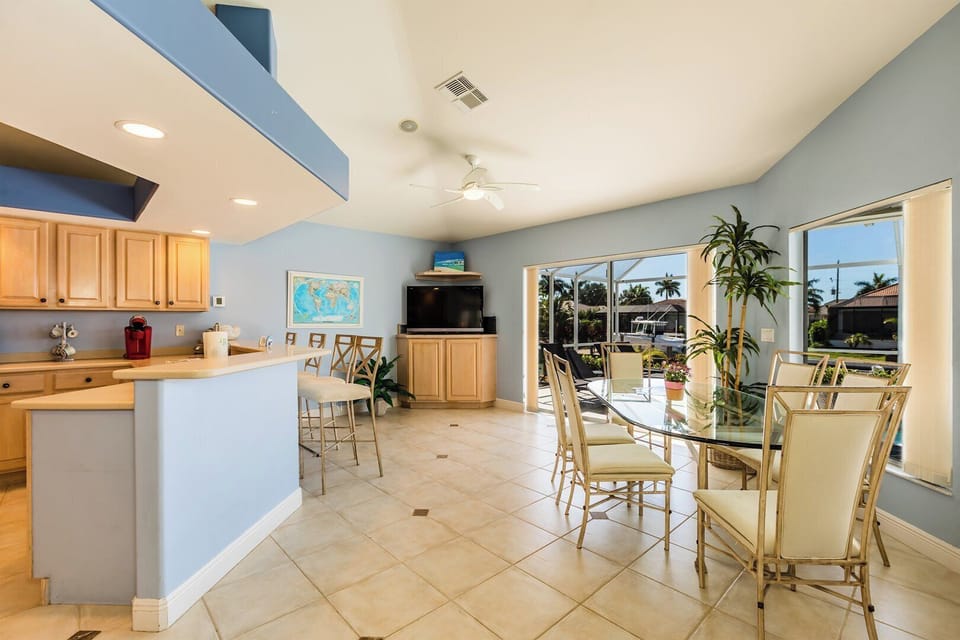 Dinette area and breakfast bar