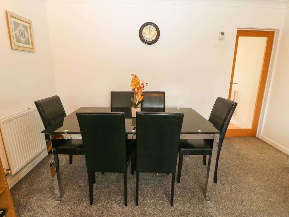 Cottage | Private kitchen | Fridge, microwave, dishwasher, electric kettle