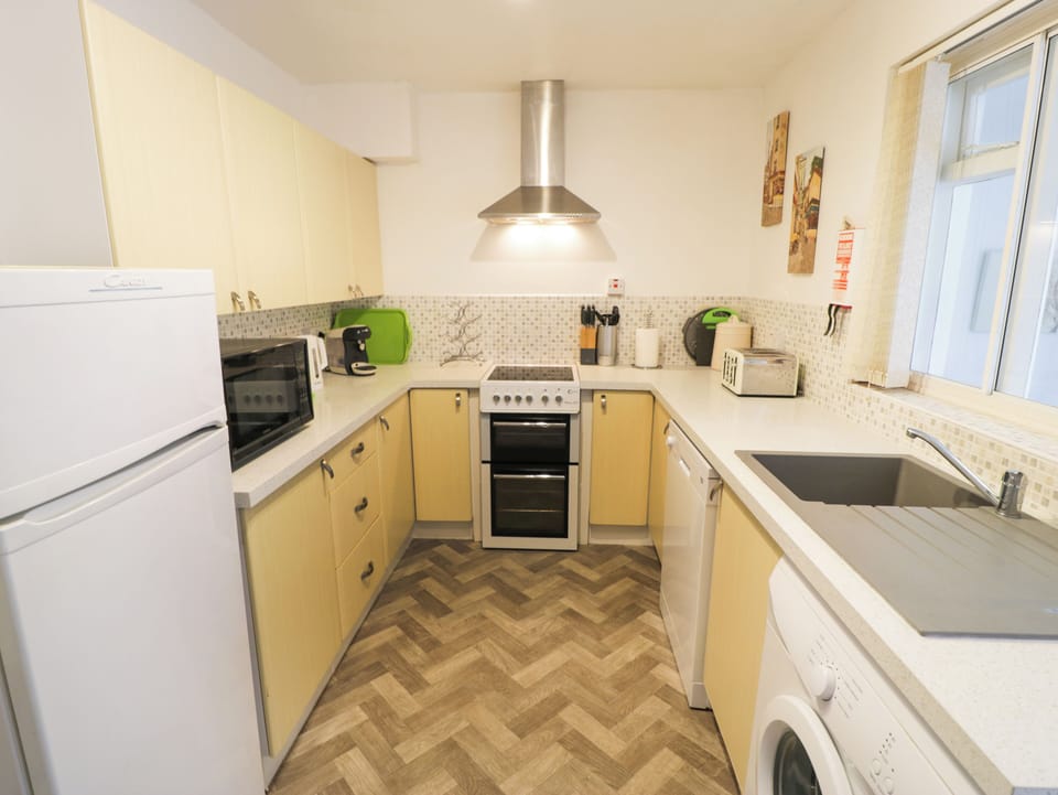 Cottage | Private kitchen | Fridge, microwave, dishwasher, electric kettle