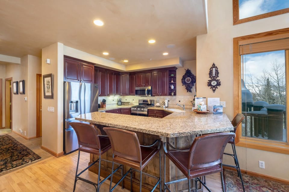 Double Eagle Condo DDE4 | Private kitchen | Full-size fridge, microwave, oven, stovetop