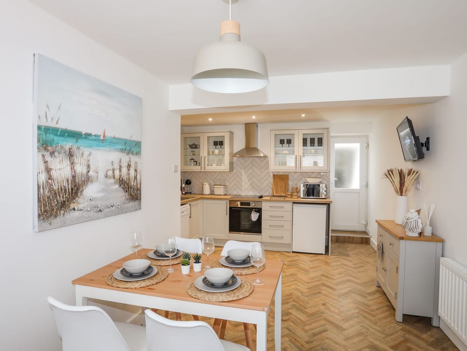 Cottage | Private kitchen | Fridge, dishwasher, electric kettle, toaster