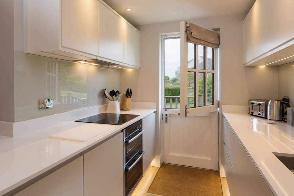Cottage | Private kitchen | Fridge, microwave, dishwasher, electric kettle