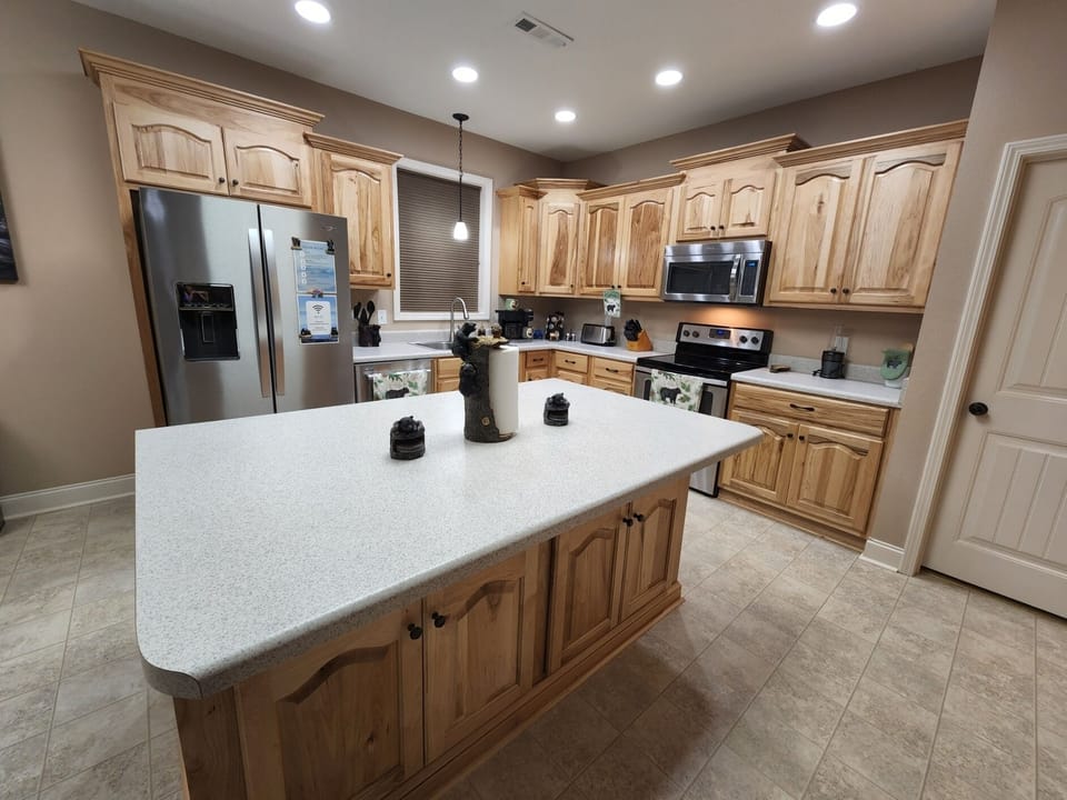 Large kitchen island and fully equipped kitchen