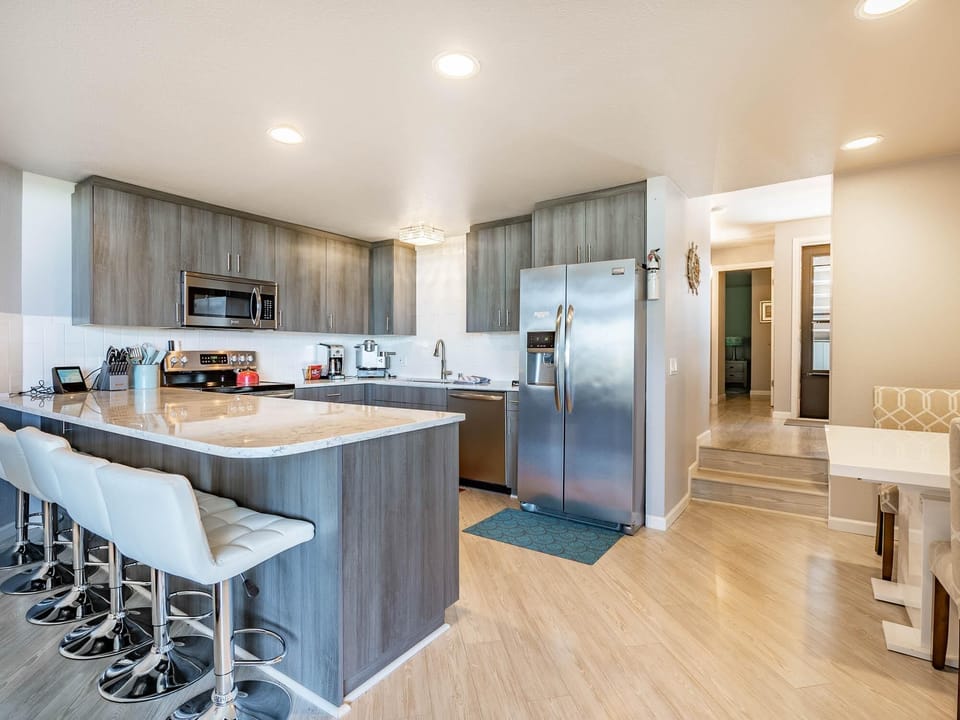 Very functional kitchen and sitting bar