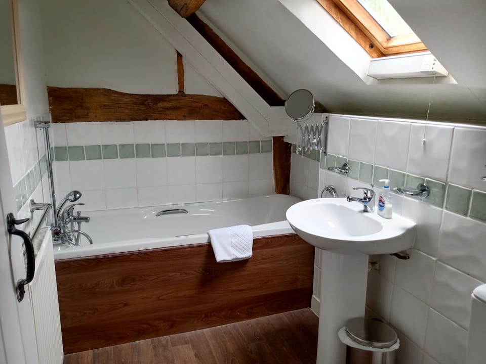 Willow ensuite bathroom - no shower