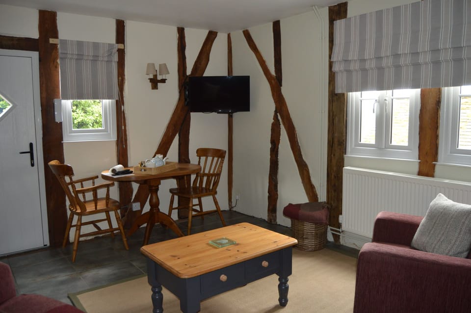 Willow cottage lounge/dining area
