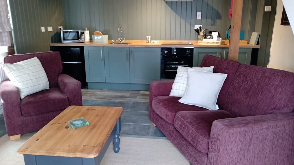 Willow cottage lounge/dining area