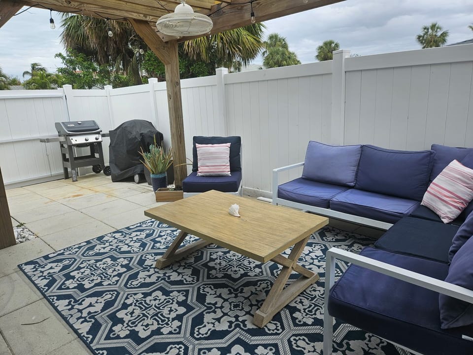 Side patio w/ pergola