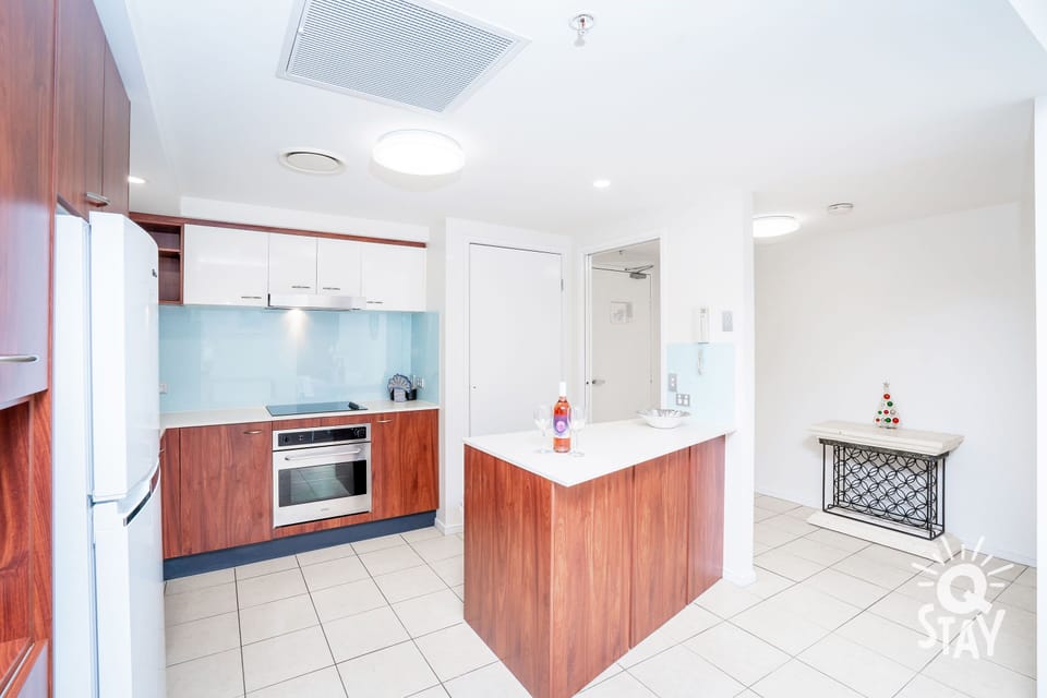 Fully equipped kitchen with modern furnishings 🍽