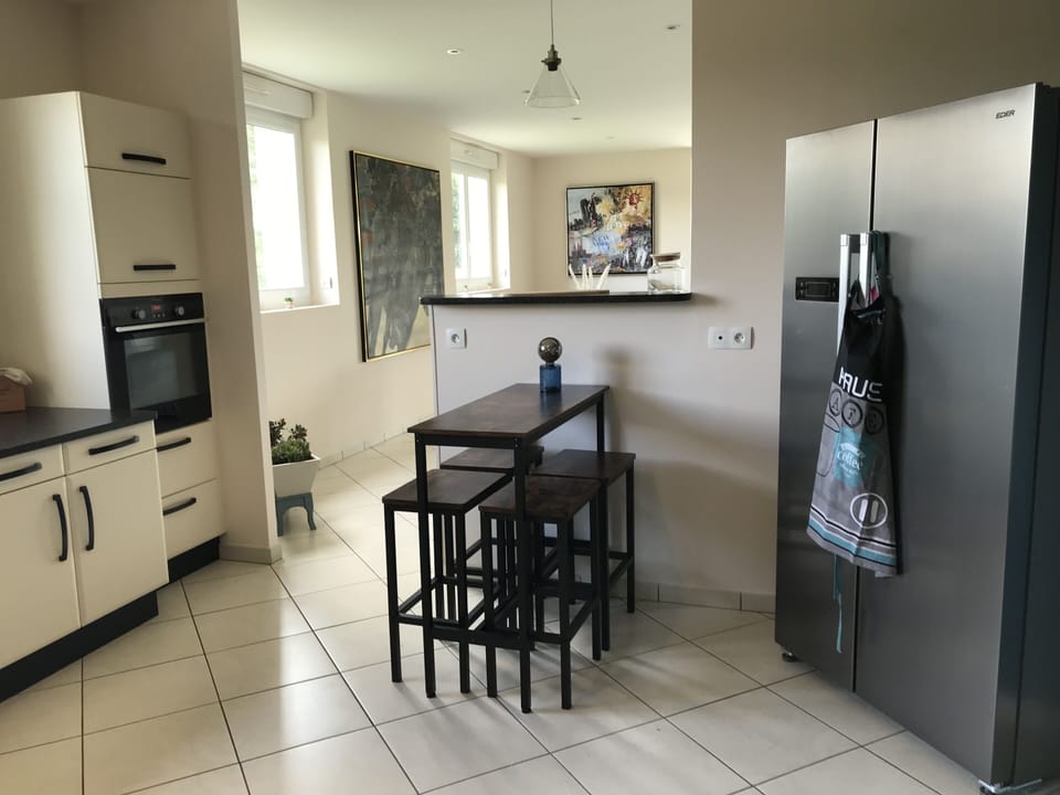 Comfort Cottage, Ensuite, Courtyard View | Shared kitchen | Highchair