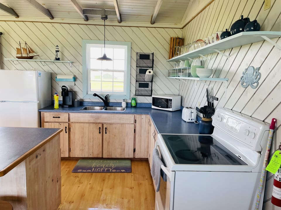 Full Kitchen with dishwasher!