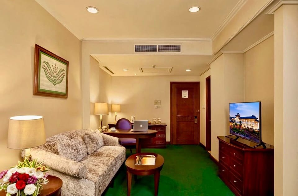 Business Suite | Minibar, in-room safe, desk, laptop workspace