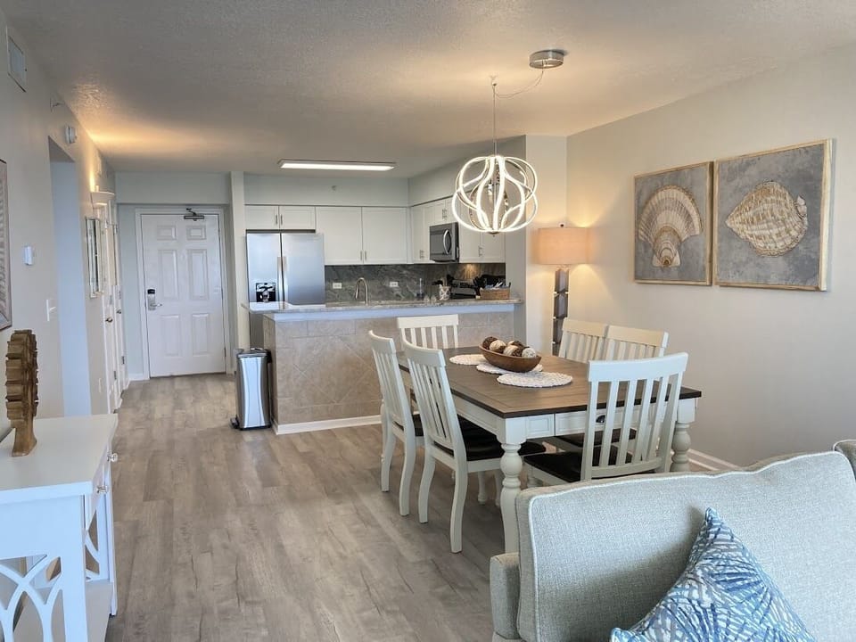 Livingroom to kitchen/dining area