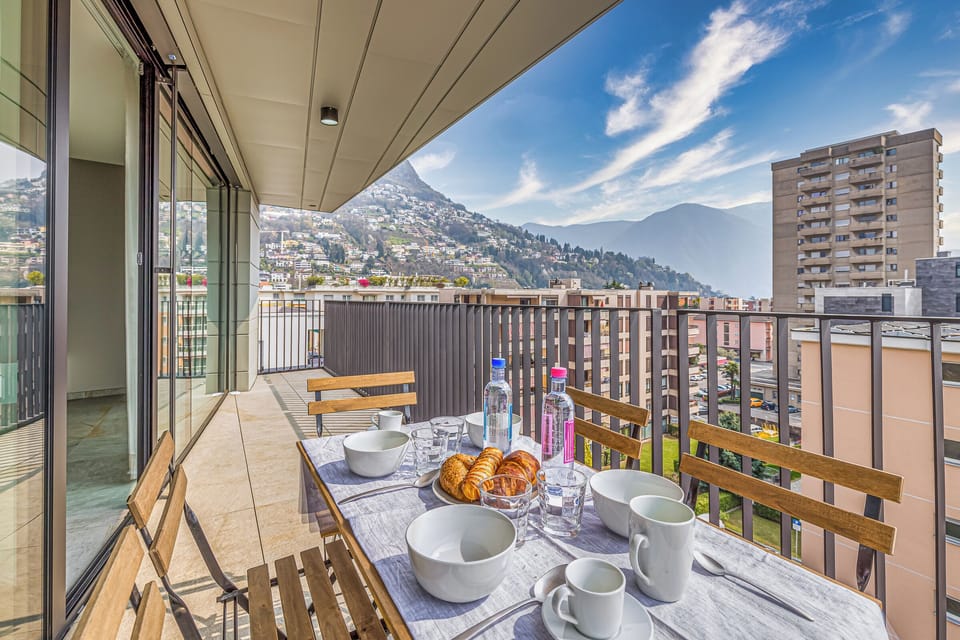 Covered terrace with table and chairs